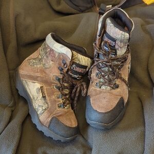 💧🥾Rocky Brown Camo Lace-Up Outdoor waterproof Boots Youth 4, Womens size 6💧🥾